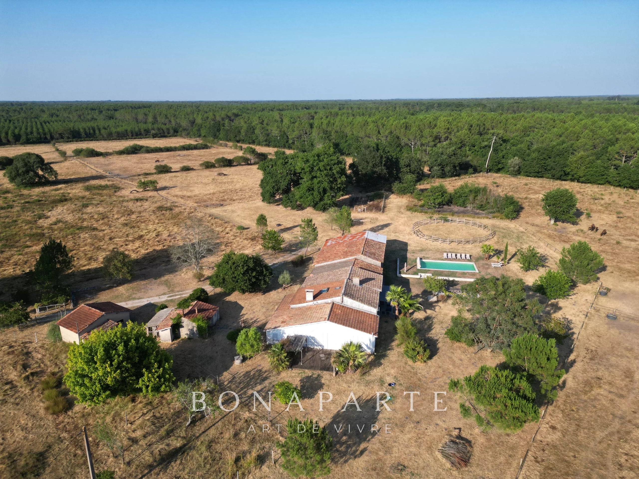 GAILLAN-EN-MÉDOC : ANCIENNE FERME DE 10 HECTARES À 7 KMS DES PLAGES OCÉANES